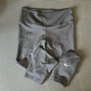 Like new Nike women’s size M cropped black workout leggings